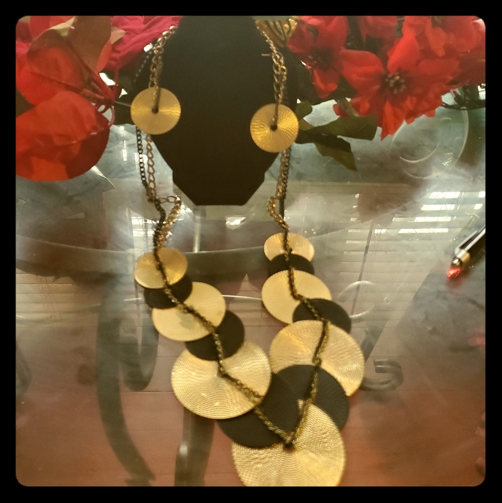 Black and gold jewelry set